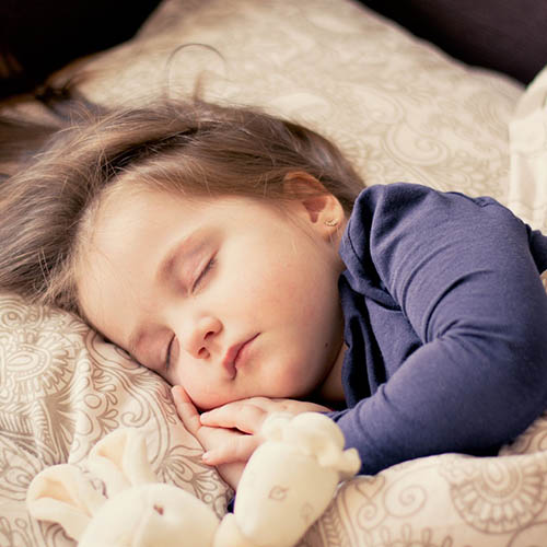  une maman avec son bébé pharmacie Goma